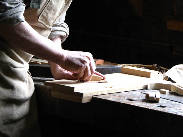 Nacemos de la influencia y formación  heredada en el sector de la <strong>carpintería de madera y ebanistería  en Cospeito.</strong>